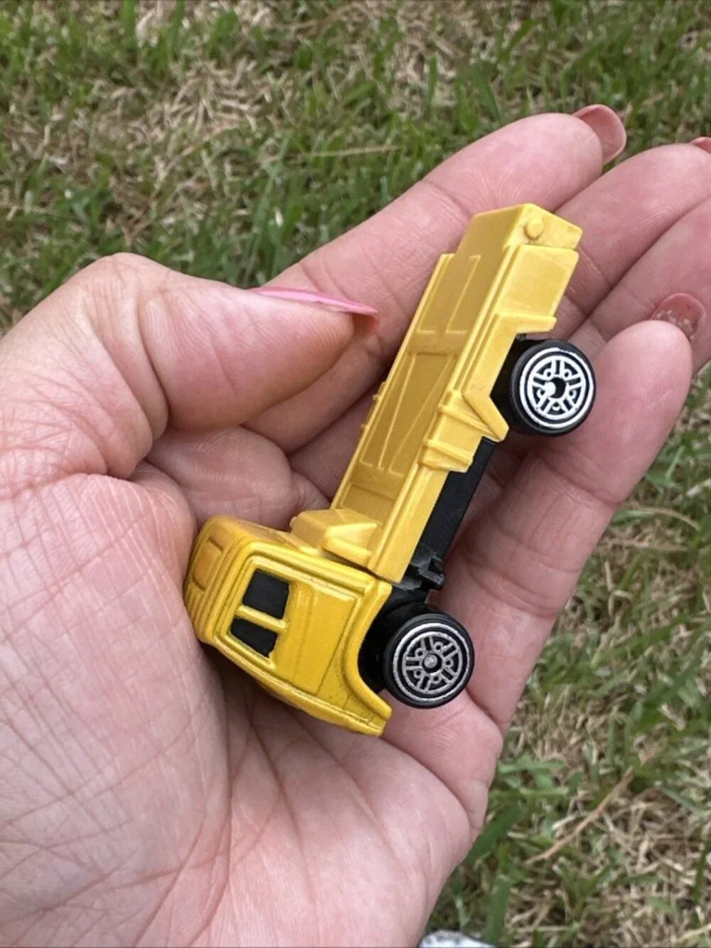 Maisto Ladder Truck Semi Flat Bed Die Cast Toy Vehicle Yellow 1:64